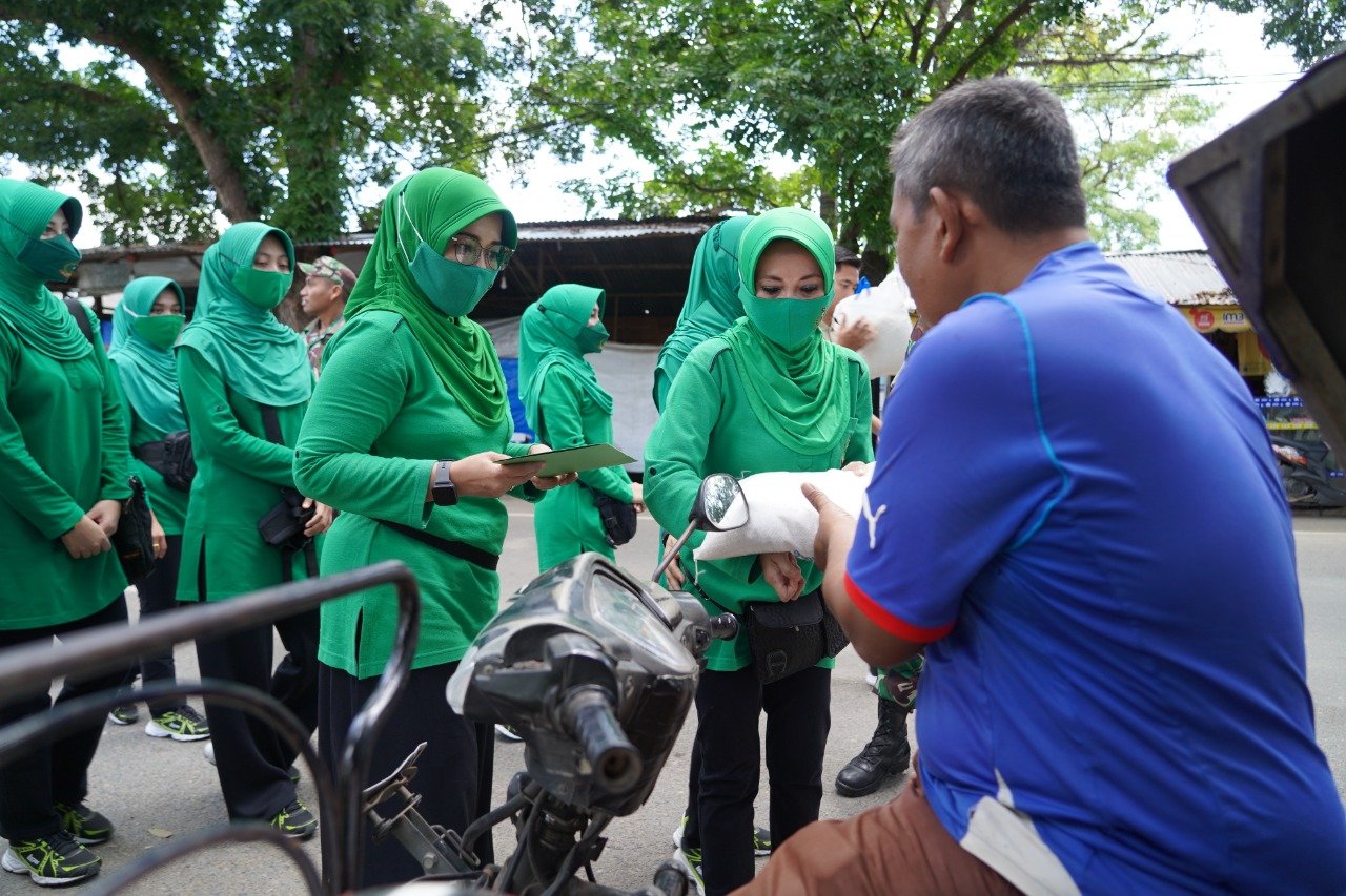 Korem LW bantu tukang becak