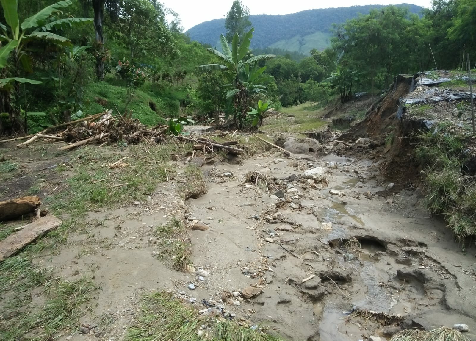 Jalan Lembah Kodim putus