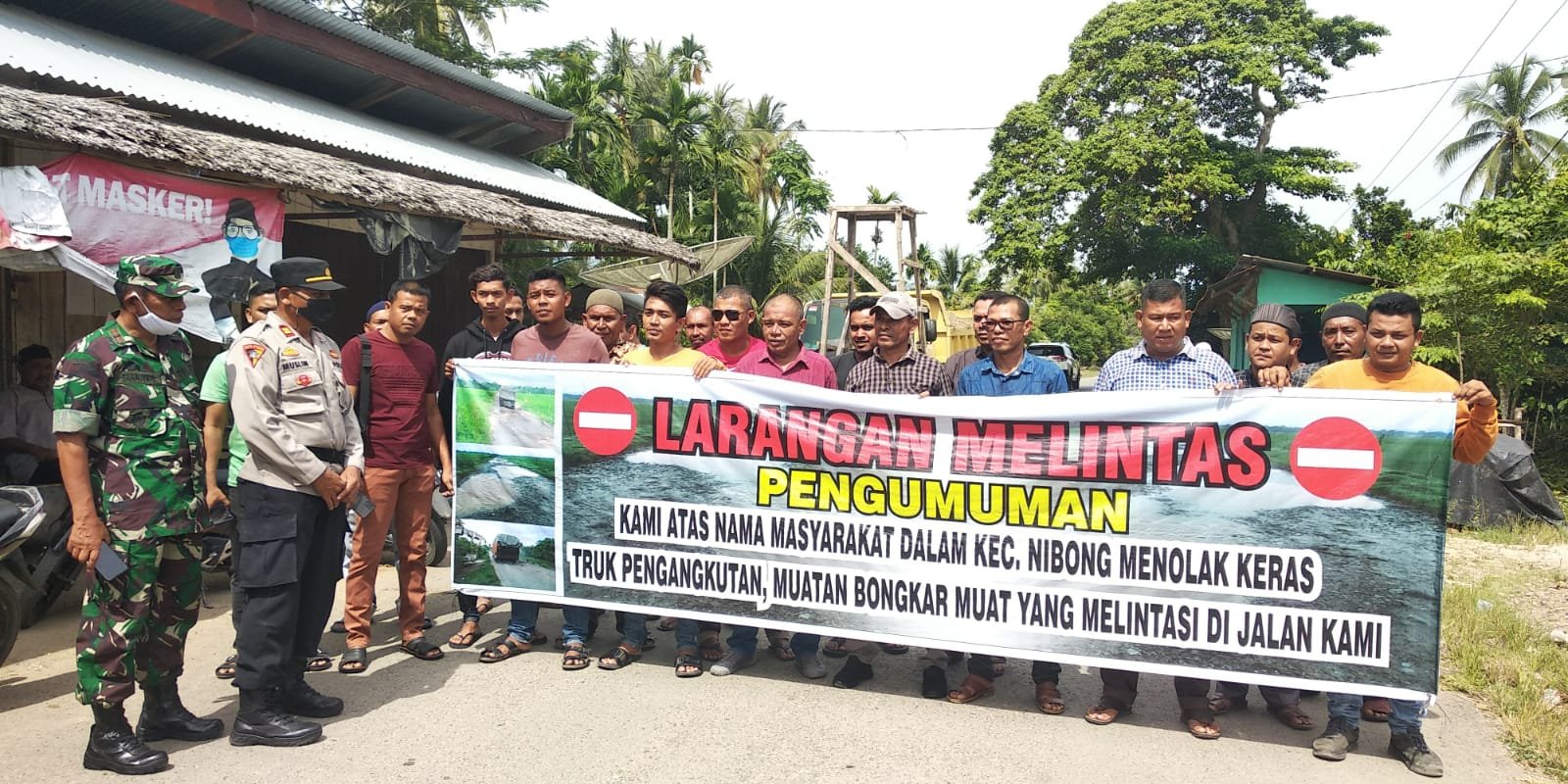 Warga Nibong protes truk muatan berat