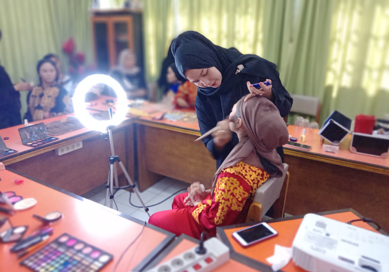 Dosen tata rias ISBI Aceh pengabdian