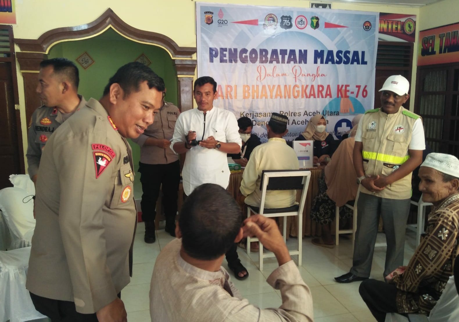 Kapolres Riza Faisal dan warga