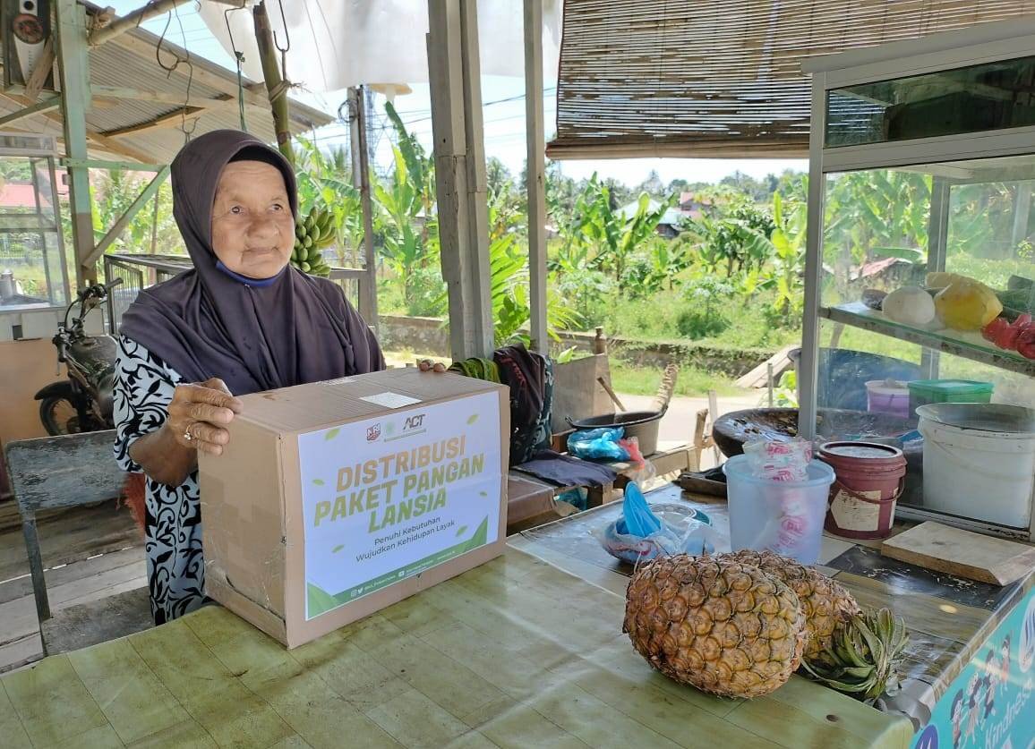 Nek Manfarisyah terima paket pangan