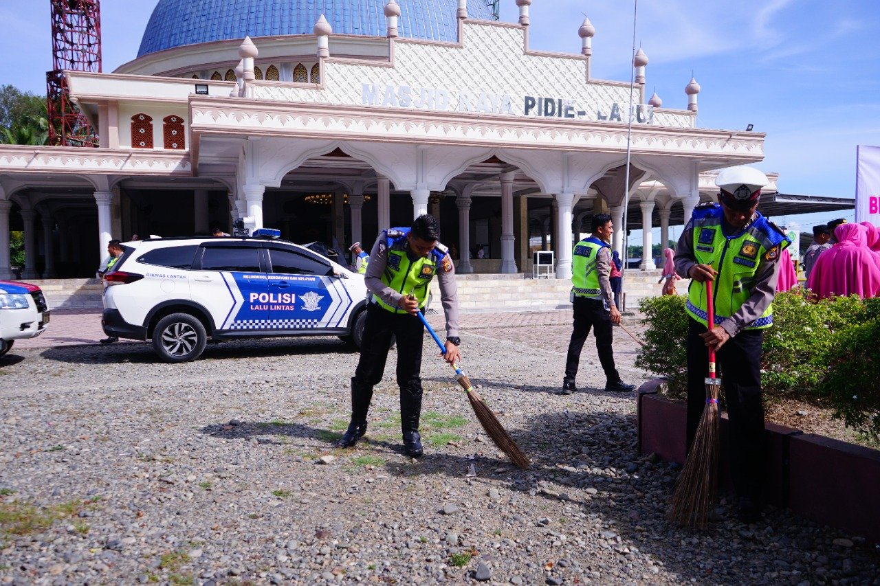 Polisi bersihkan Masjid Labui