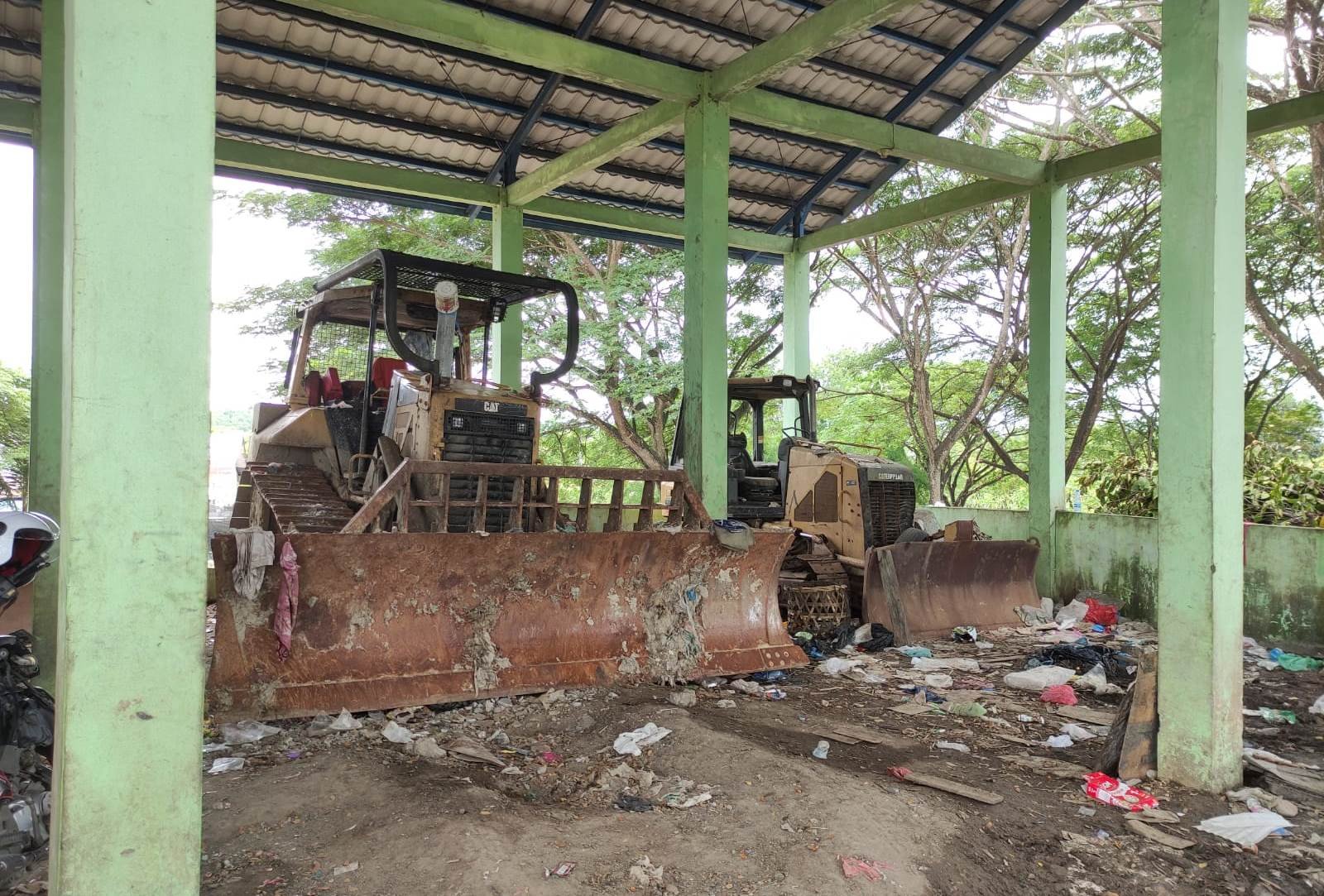 Buldoser rusak di TPA Alue Lim