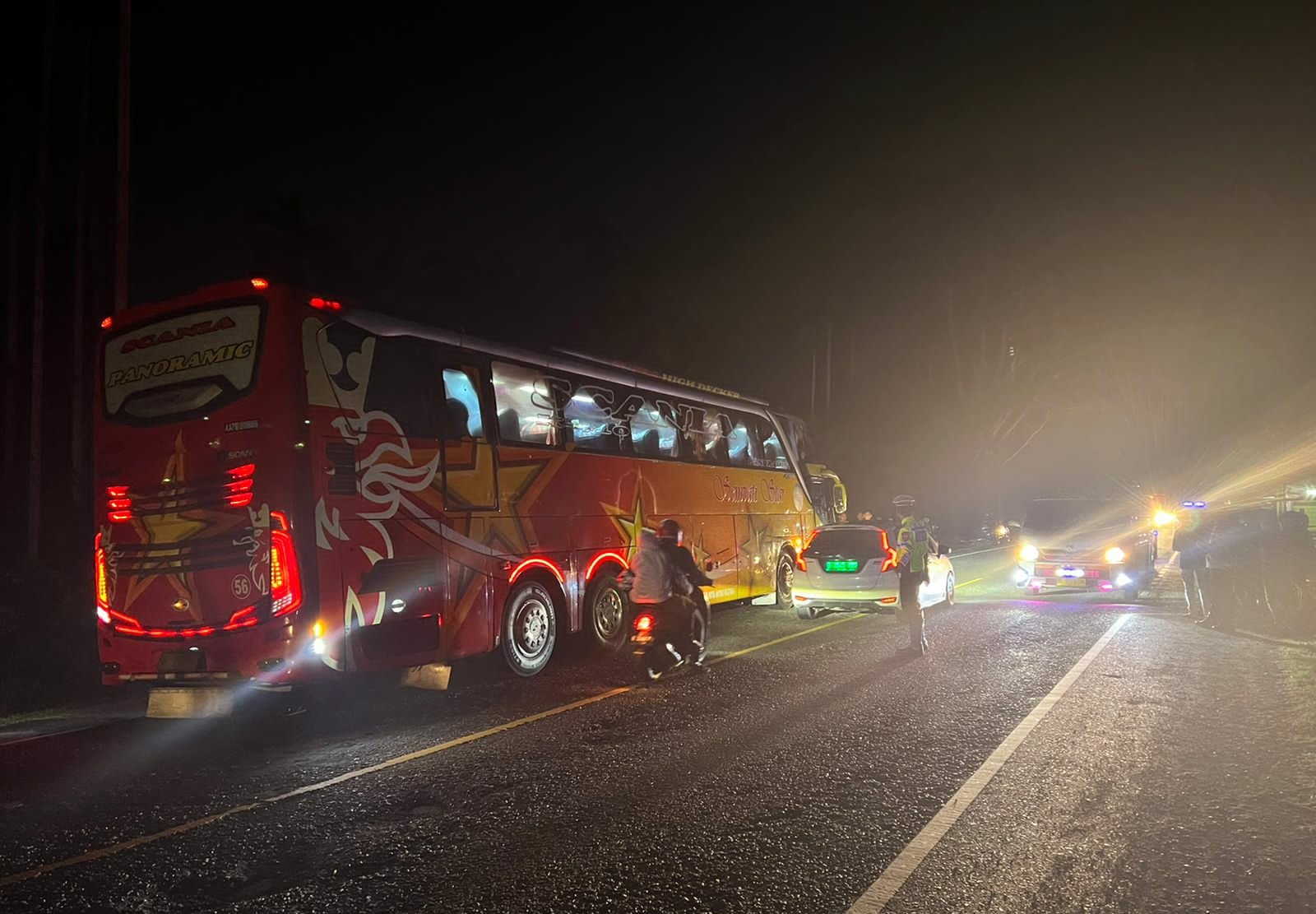 Bus Sempat Star kontra Honda Beat