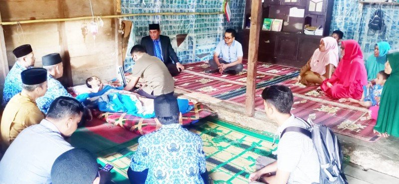 Kunjungi Penderita Penyakit Kronis, Anggota DPRK Gayo Lues Ini Bawakan Dokter Cek Kesehatan