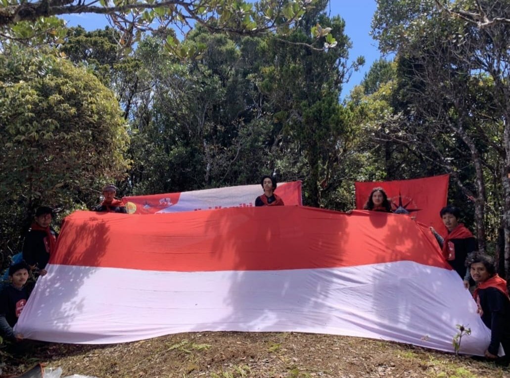 Mapala Jabal Everest Kibarkan Merah Putih di Puncak Gunung Tertinggi di Pidie