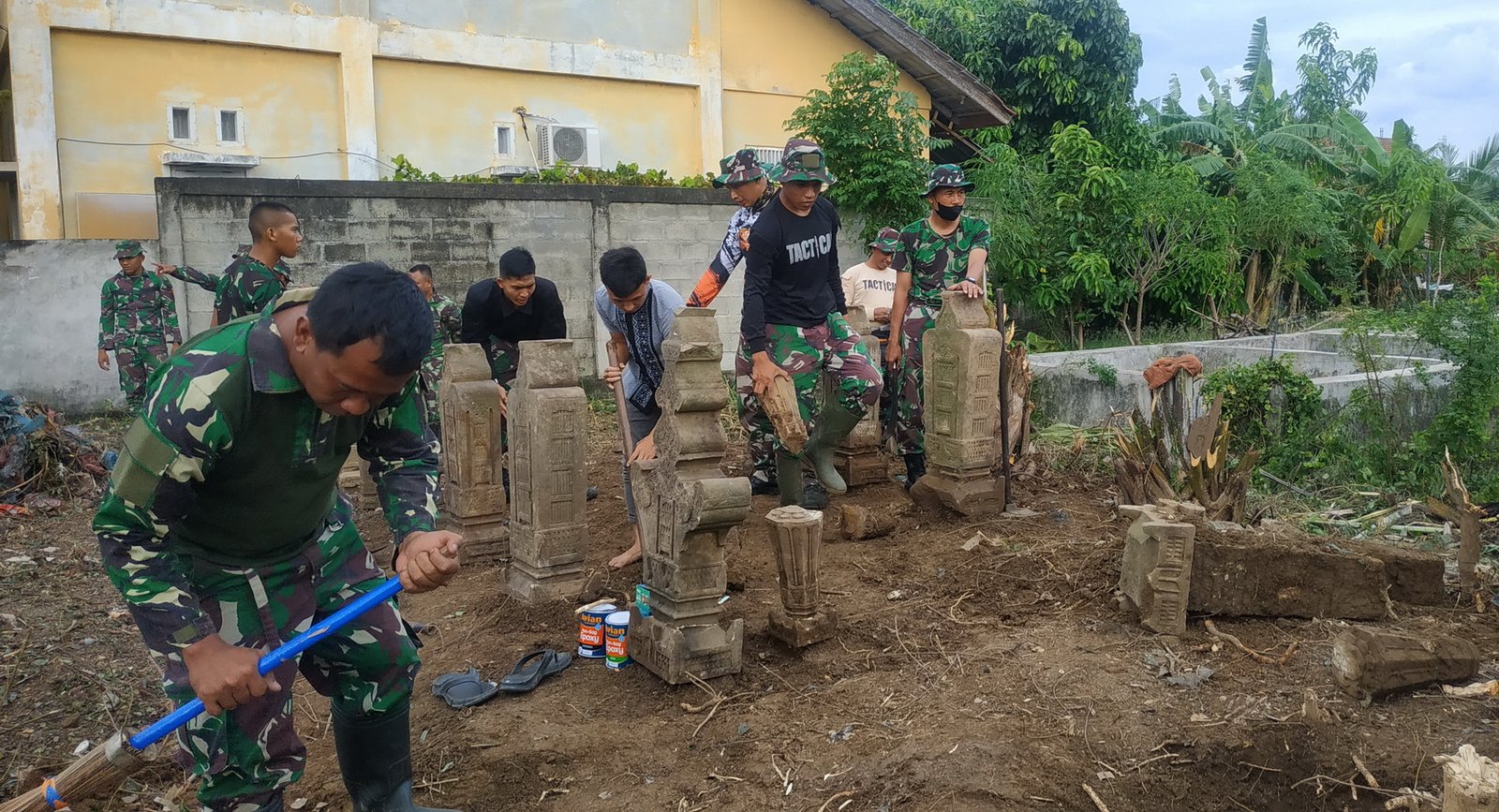 Di Kala TNI Bantu Selamatkan Batu Nisan Aceh