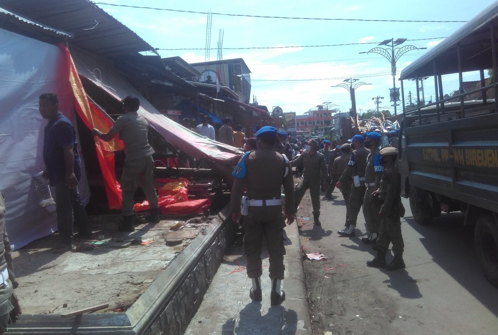 Satpol PP Bireuen ‘Gusur’ Lapak Pedagang Bandel