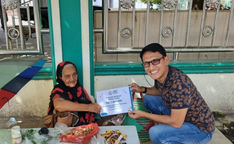 Cerita MJ PLN Bantu Nek Aminah Penjual Sirih di Depan Masjid Cunda