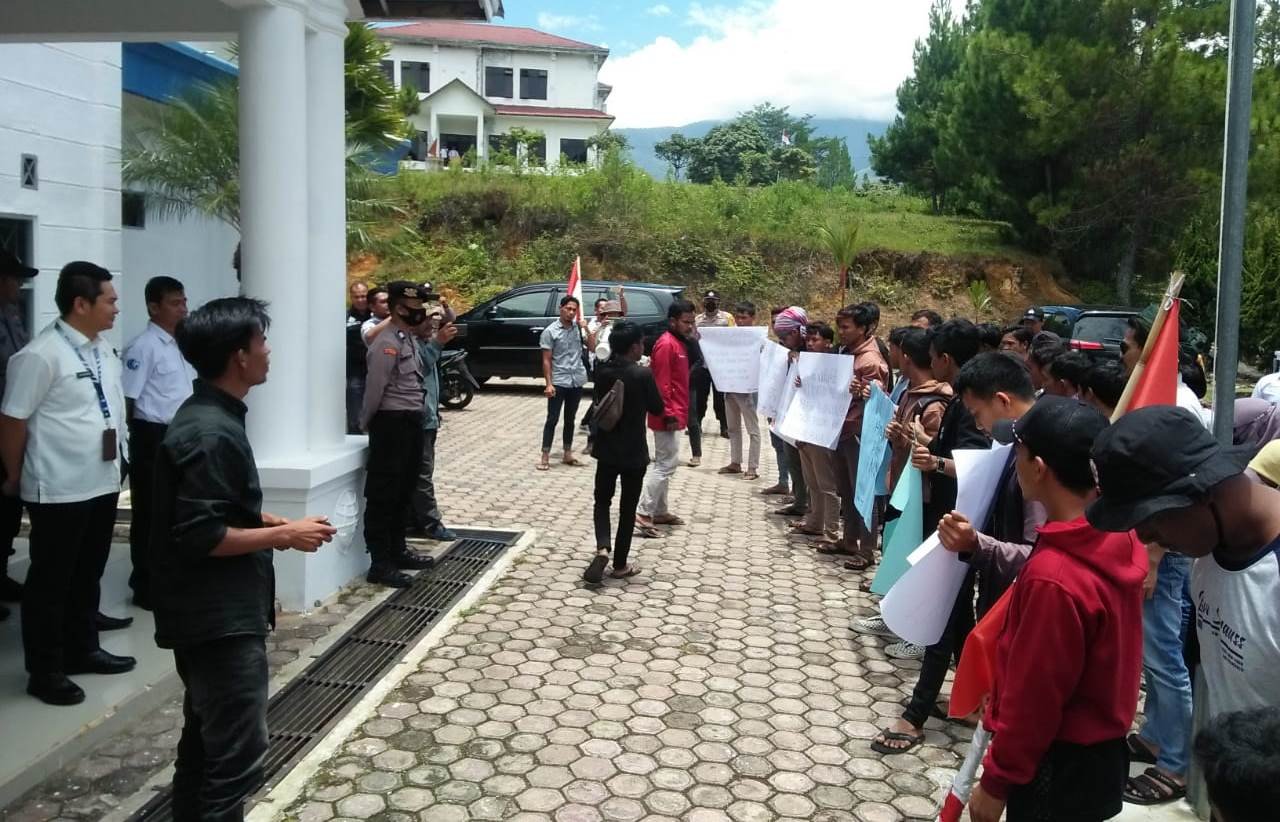 Puluhan Warga Pining Demo di Kantor Diskominfo, Merasa “Terjajah” di Negeri Merdeka