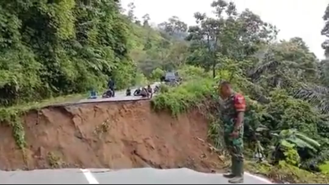 Jalan putus di Pining