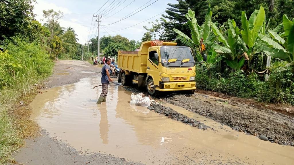 Jalan Sawang rusak diperbaiki
