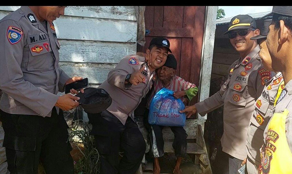 Polsek Blangkejeren Berikan Sembako Untuk Lansia di Jumat Berkah