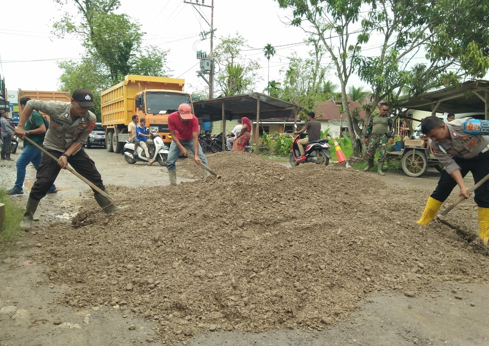 Polsek Matangkuli timbun jalan