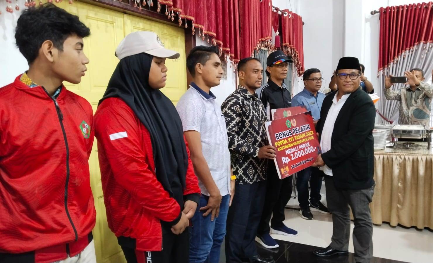 Pj Bupati Pidie bonus atlet Popda