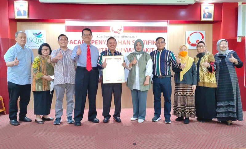 KARS Serahkan Sertifikat Predikat Paripurna RSUD kepada Wali Kota Subulussalam