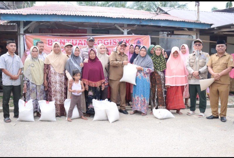 Walkot Subulussalam Serahkan Bantuan 3,6 Ton Beras kepada Korban Banjir Sultan Daulat
