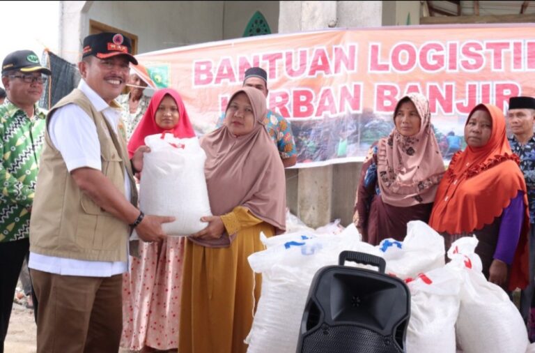 Masyarakat Korban Banjir 14 Desa di Rundeng Terima Bantuan Logistik