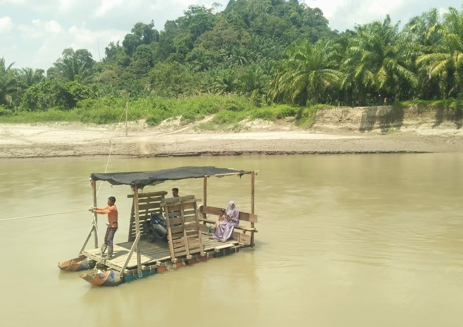 Naik Rakit, Warga Keluhkan Jembatan Ambruk Penghubung Meurah Mulia-Geureudong Pase Belum Dibangun