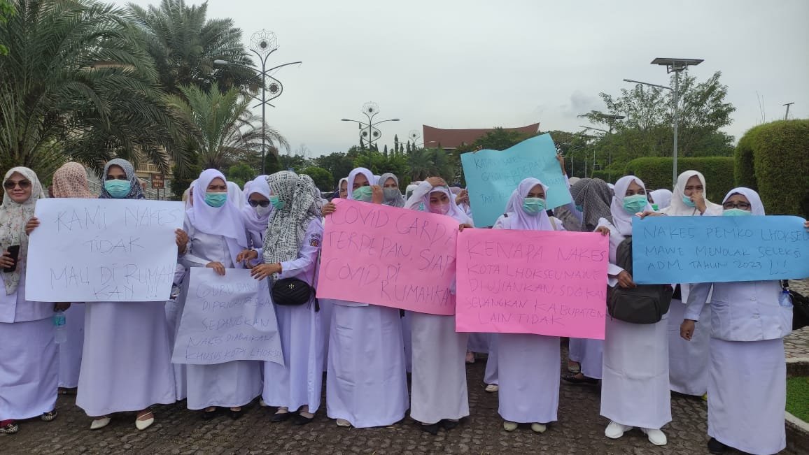 Tolak Dirumahkan, Tenaga Kesehatan di Lhokseumawe Demo di Kantor Wali Kota