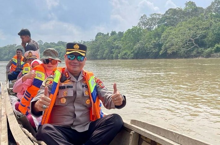 Kapolres Aceh Utara naik perahu