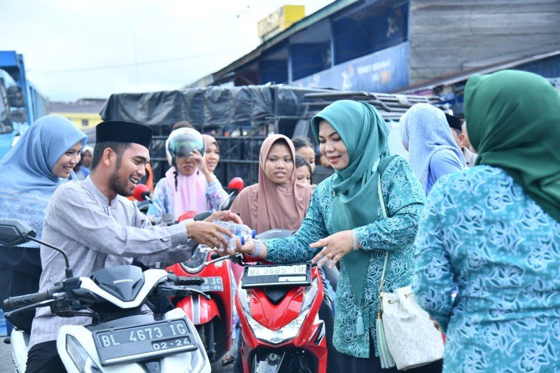 TP PKK Kota Subulussalam Bagi-bagi Takjil kepada Pengguna Jalan