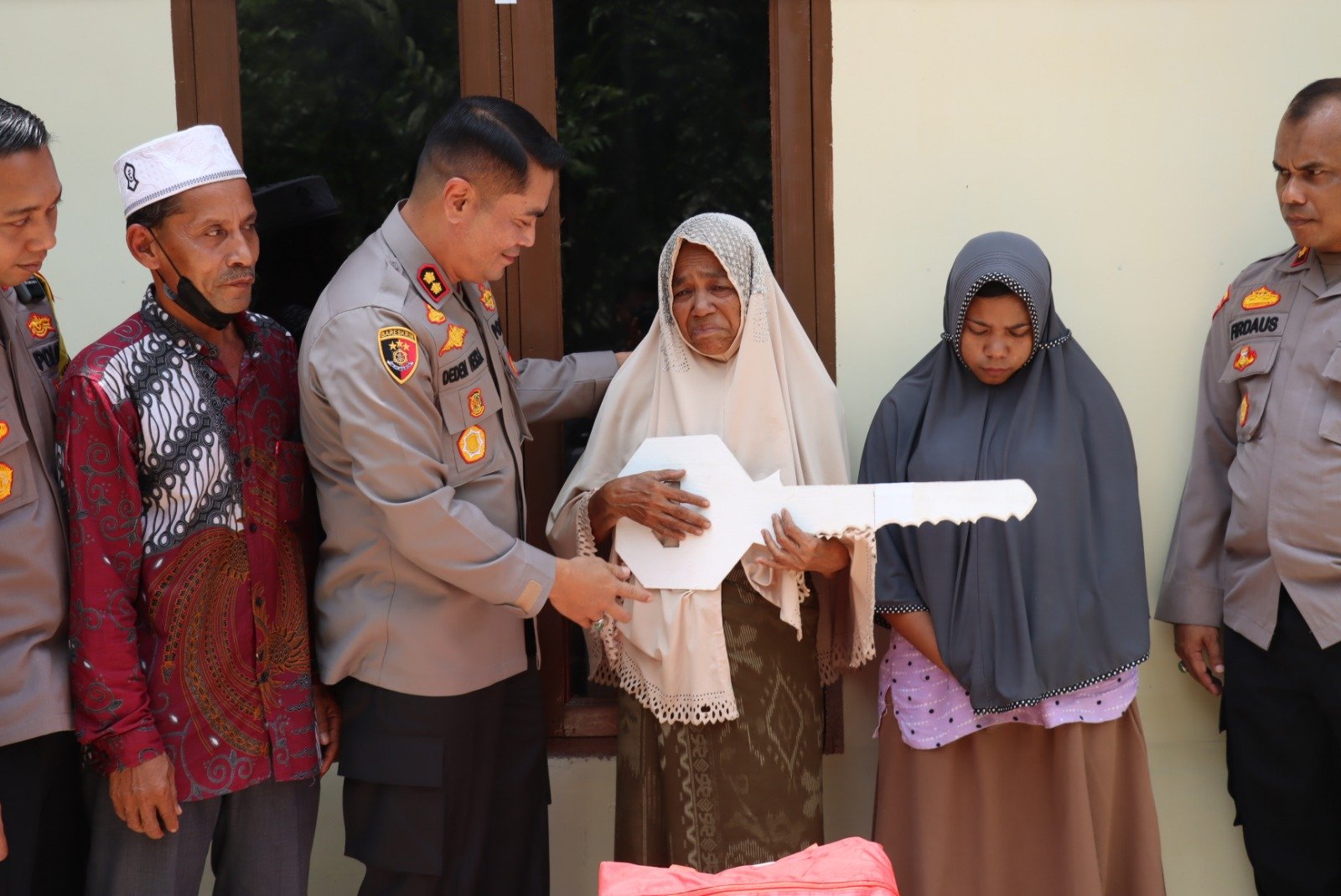Kapolres Aceh Utara Serahkan Rumah Untuk Sapiah