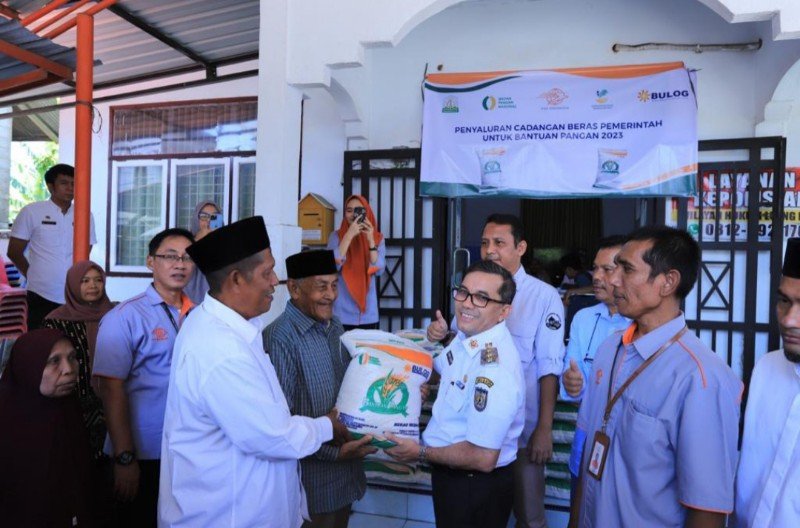 Bakri Siddiq dan Bulog Aceh Serahkan Bantuan Beras kepada Warga Sukadamai