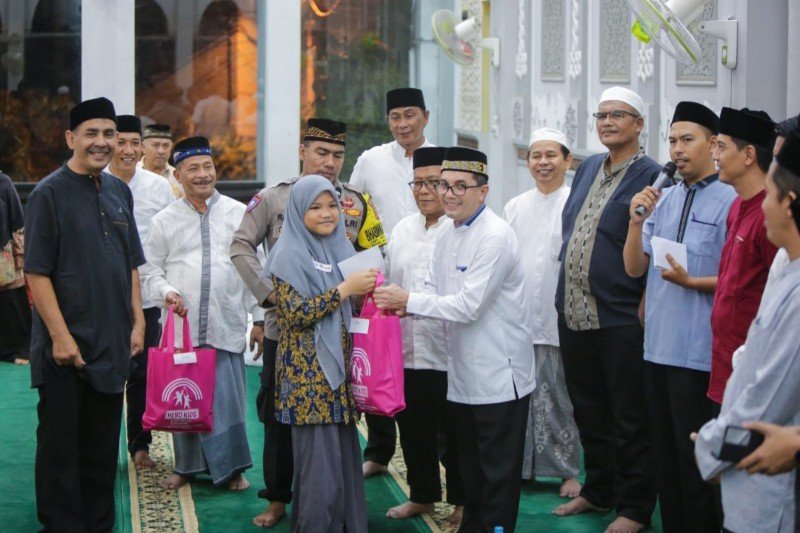 Bakri Siddiq Bagikan Paket Lebaran untuk Anak Yatim Piatu Kampung Kramat