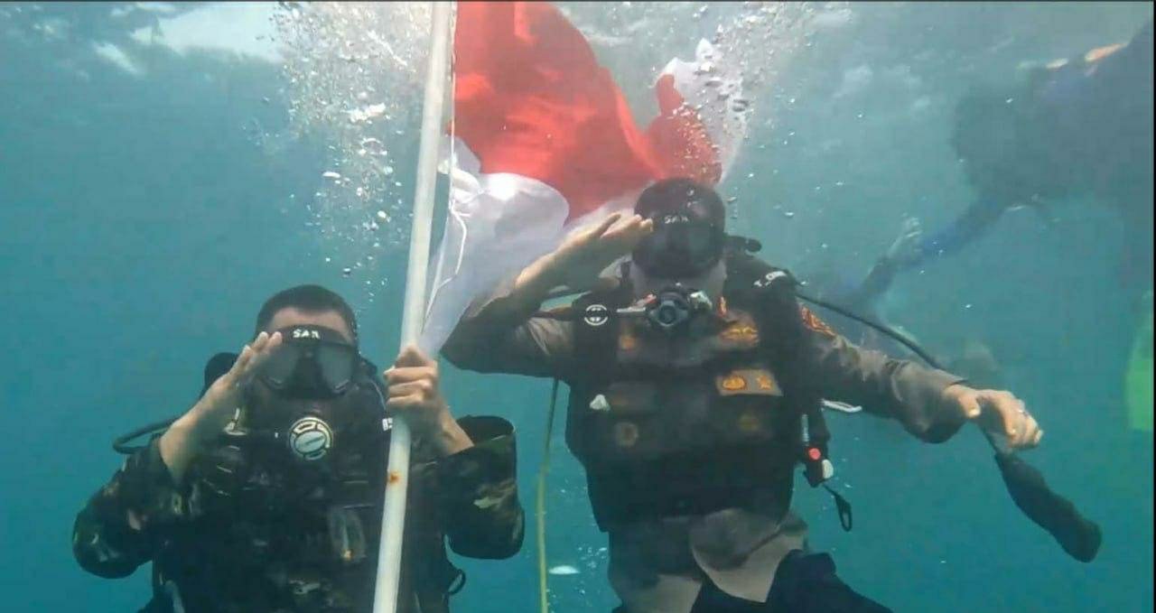 Danrem Lilawangsa Kibarkan Bendera Merah Putih di Laut Lhokseumawe