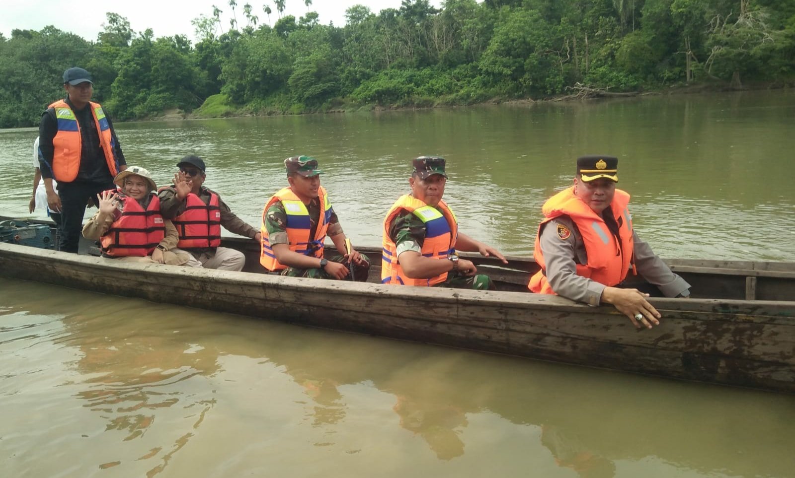Kapolres Aceh Utara, Pj Bupati, Danrem, dan Dandim Arungi Sungai ke Sarah Raja Bangun Musala