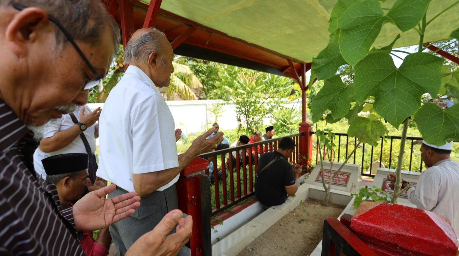 Wali Nanggroe Aceh Ziarah Makam Ishak Daud, ‘Pejuang Hebat, Cerdas, dan Militan’