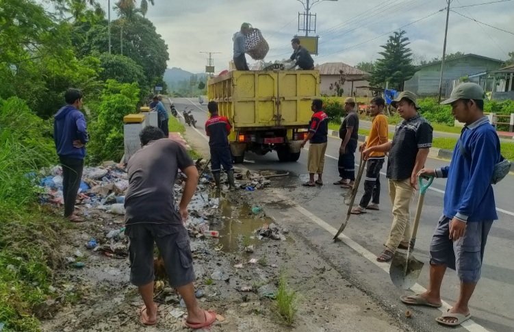 Dinas Lingkungan Hidup Bersihkan Tumpukan Sampah di Jembatan Aih Ongkap Lempuh