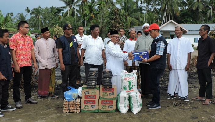 PMI Aceh Utara Bantu Korban Kebakaran di Dayah Darul Abrar Sawang