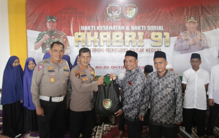 Alumni Akabri 1991 Polda Aceh Bagikan 100 Paket Sembako untuk Santri