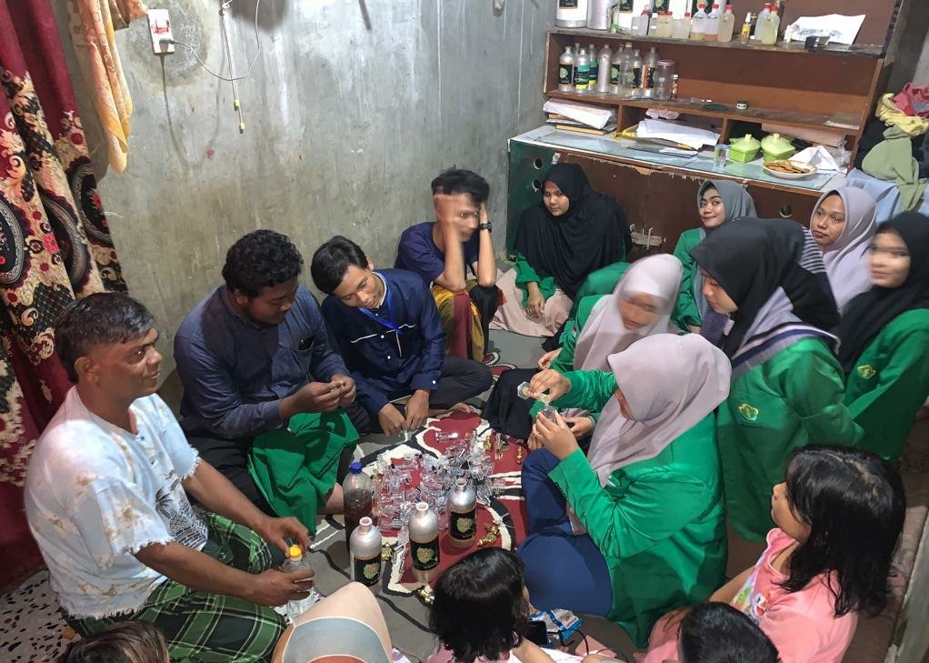 Geuchik Kilometer VIII Simpang Keuramat Latih Mahasiswa Racik Parfum Nilam