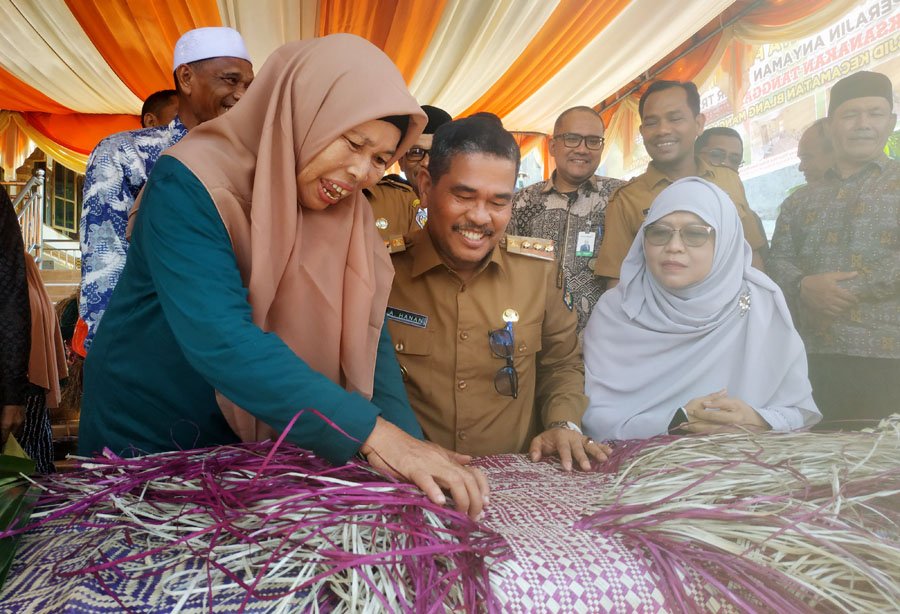 Hanan belajar menganyam tikar di Jambo Mesjid
