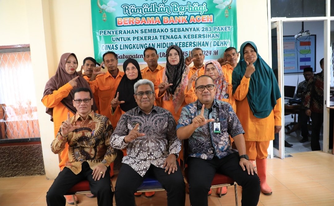 Pj Bupati Aceh Utara Serahkan 283 Paket Sembako untuk Petugas Kebersihan