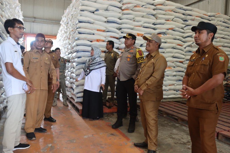 Cek Pasokan Beras di Bulog, Pj Wali Kota Subulussalam Pastikan Stok Aman