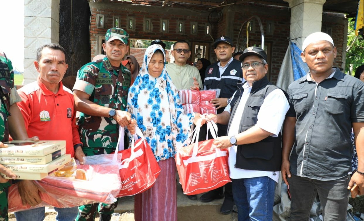 Pj. Bupati Aceh Utara Serahkan Bantuan untuk Korban Badai, Rumah Rusak Dilaporkan ke Kemensos