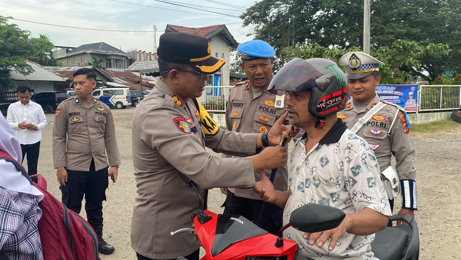 Kapolres Nanang bagi helm kepada pengendara