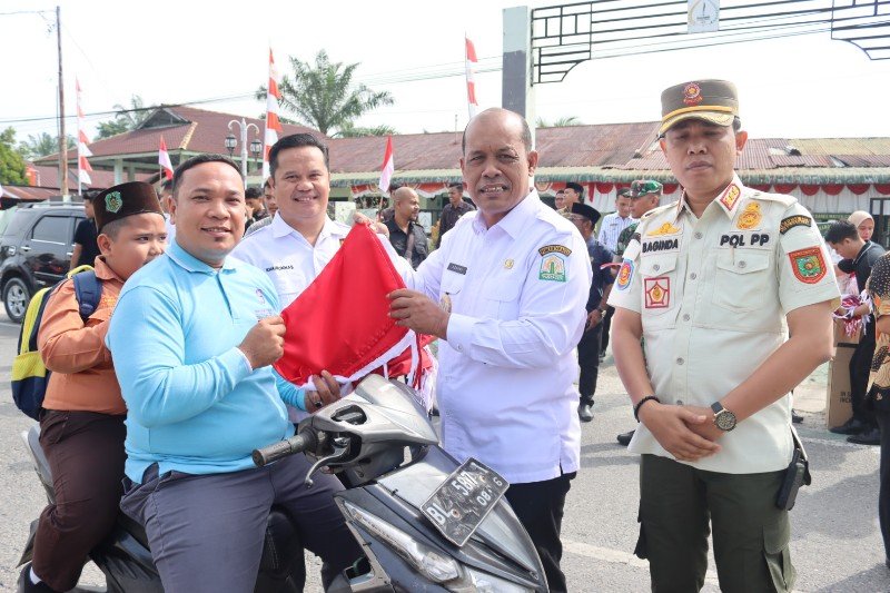 Sambut HUT ke-79 RI, Pj Wali Kota dan Forkopimda Subulussalam Bagikan Bendera kepada Masyarakat