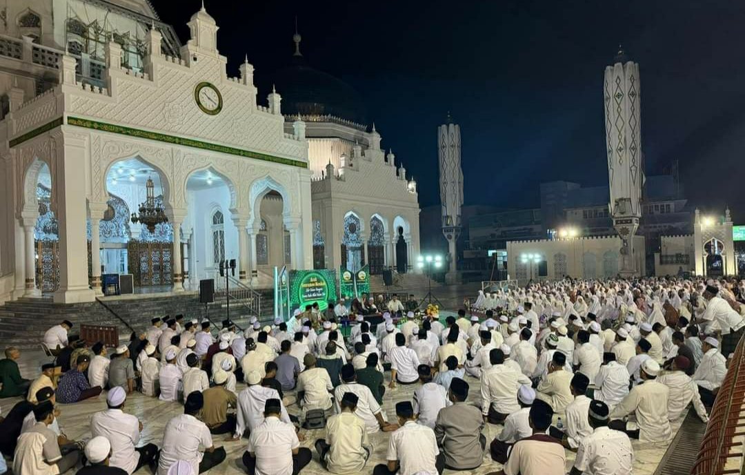 Ribuan Jamaah Bersatu dalam Zikir di Masjid Raya Baiturrahman Banda Aceh, Dihadiri Ulama Malaysia