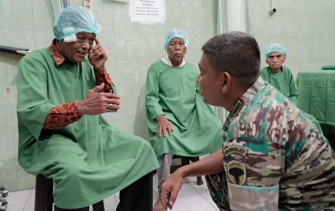 Bakti Kesehatan HUT Ke-79 TNI, Danrem Ali Imran Akrab dengan Bocah Hingga Kakek