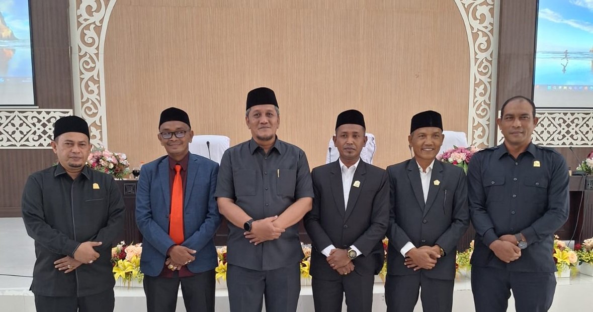 Pimpinan DPRKA ceh Utara foto bersama Pj Sekda dan ketua sementara