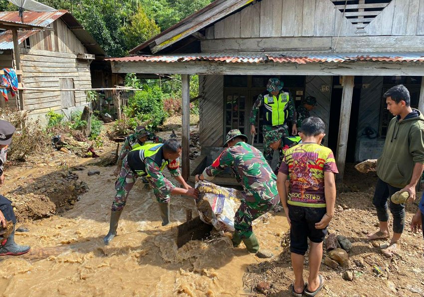 TNI Bersihkan Rumah Warga Pascabanjir Bandang di Aceh Tengah, Dandim: Perlu Upaya Serius Cegah Bencana Alam