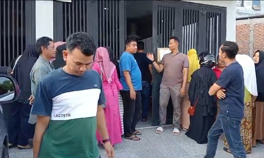 Warga di depan tempat praktik Sukardi saat prarekon