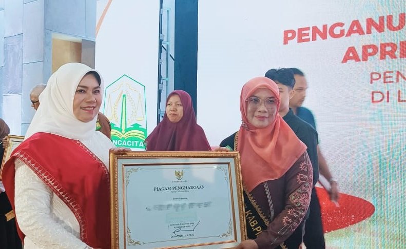 Bunda Literasi Aceh serahkan penghargaan kepada Pidie