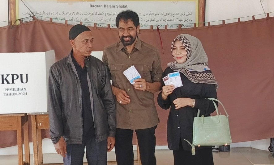 Calon Gubernur Aceh Mualem Coblos di TPS 02 Mane Kawan Seunuddon